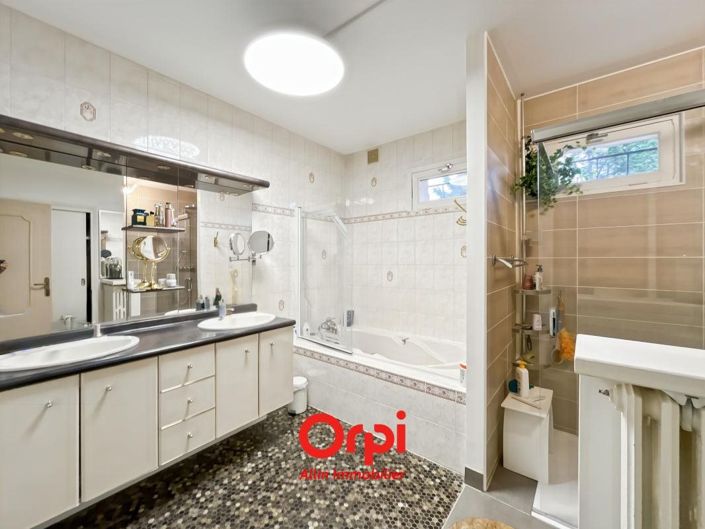 Image No.18-6 Bed House for sale