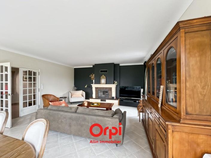Image No.6-6 Bed House for sale