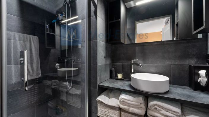 Image No.8-5 Bed House for sale