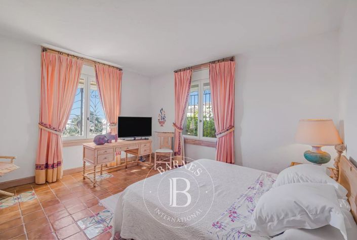 Image No.13-6 Bed House for sale