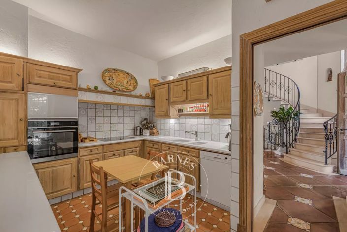 Image No.17-6 Bed House for sale
