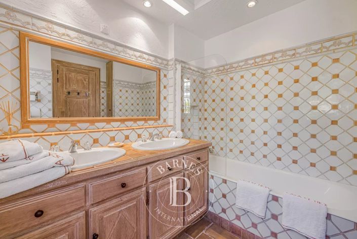 Image No.20-6 Bed House for sale