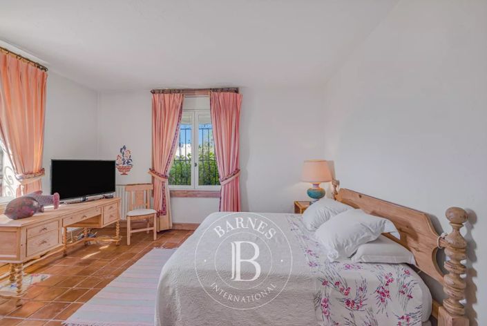 Image No.24-6 Bed House for sale