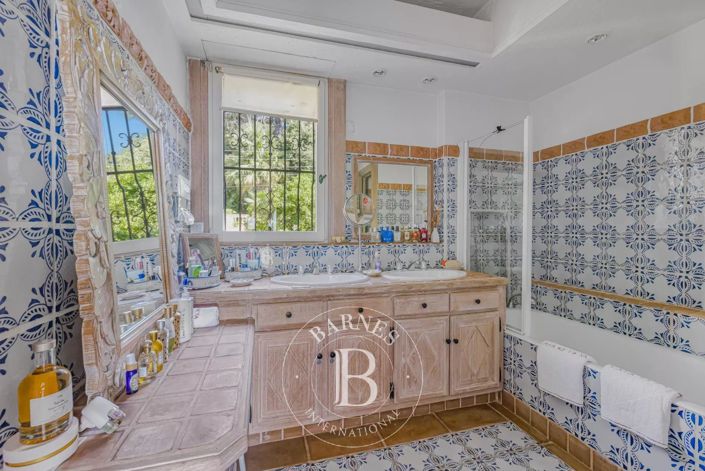 Image No.8-6 Bed House for sale