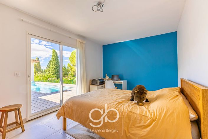Image No.8-5 Bed House for sale
