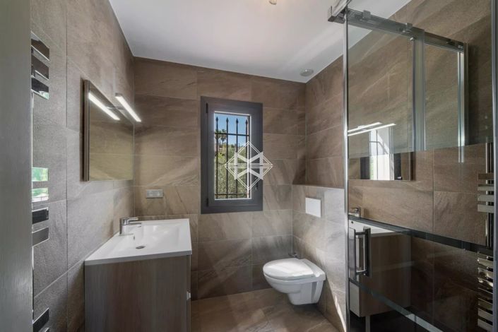 Image No.10-5 Bed House for sale