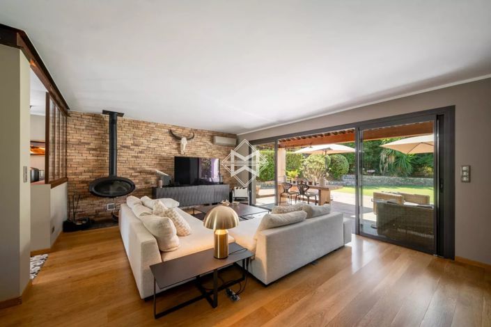 Image No.6-5 Bed House for sale