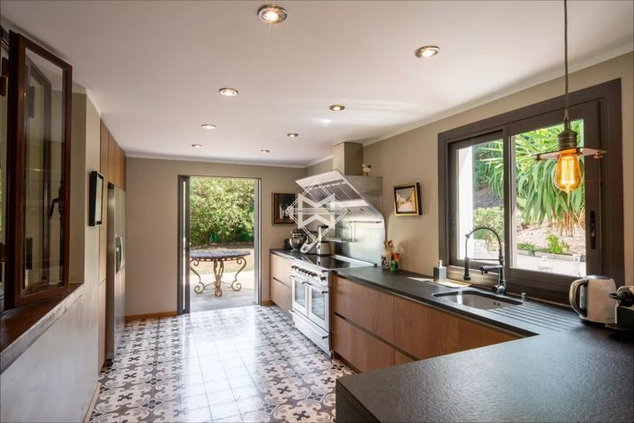 Image No.8-5 Bed House for sale