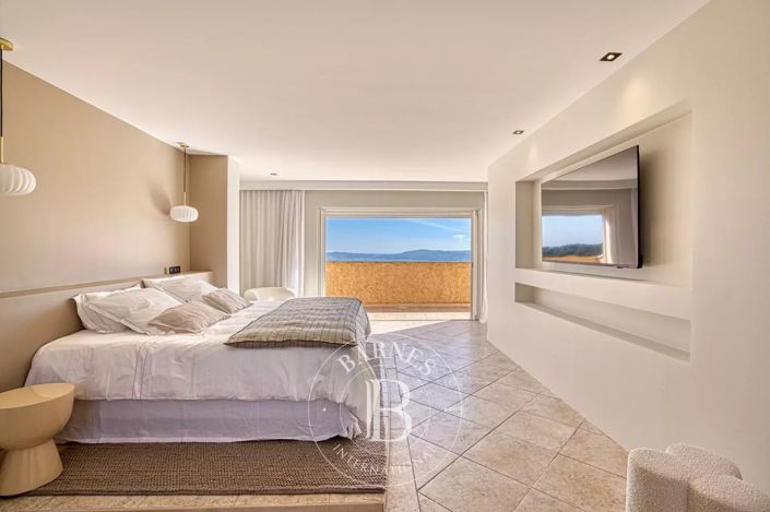 Image No.10-8 Bed House for sale