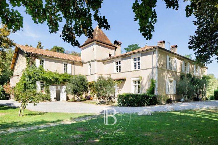Image No.3-10 Bed Property for sale