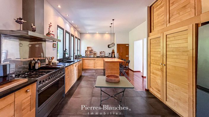 Image No.5-5 Bed House for sale