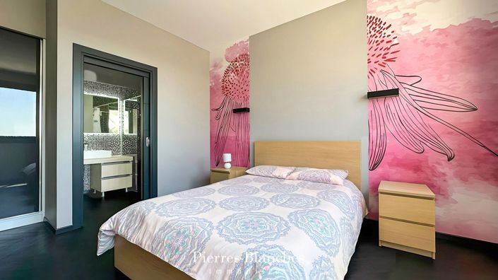 Image No.8-5 Bed House for sale