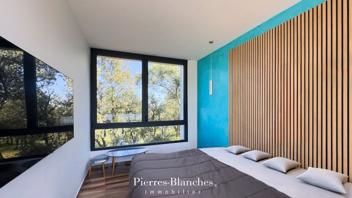 Image No.8-5 Bed House for sale