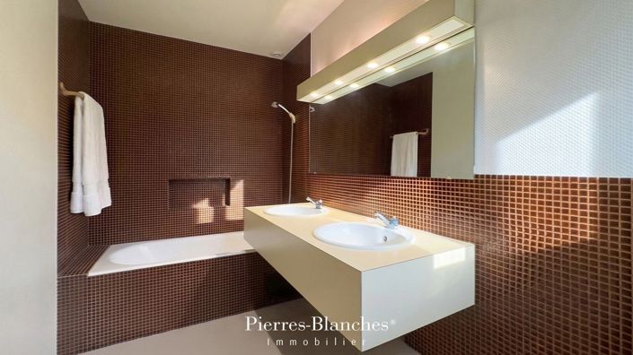 Image No.8-7 Bed House for sale
