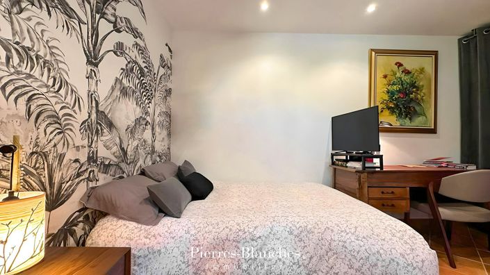 Image No.17-6 Bed House for sale