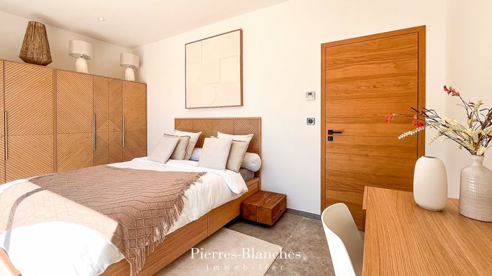 Image No.14-6 Bed House for sale