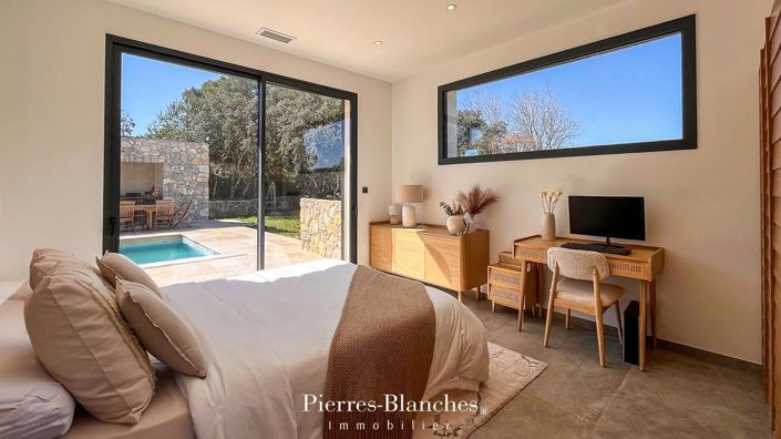 Image No.8-6 Bed House for sale
