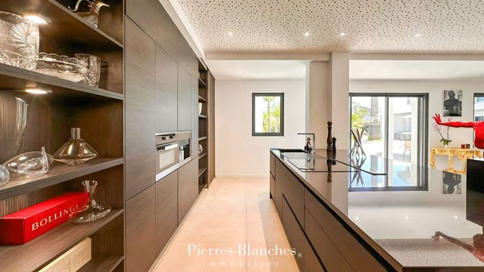 Image No.8-6 Bed House for sale