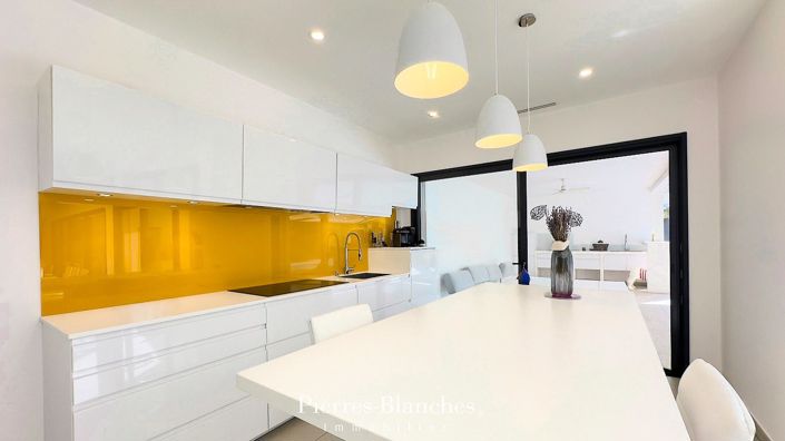 Image No.8-5 Bed House for sale