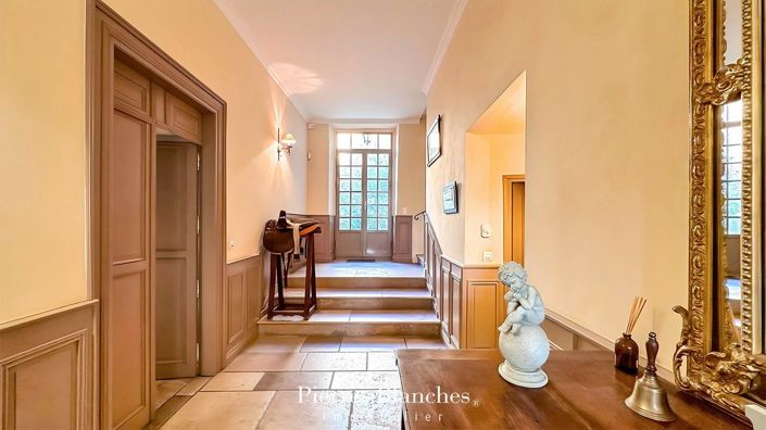 Image No.8-10 Bed House for sale