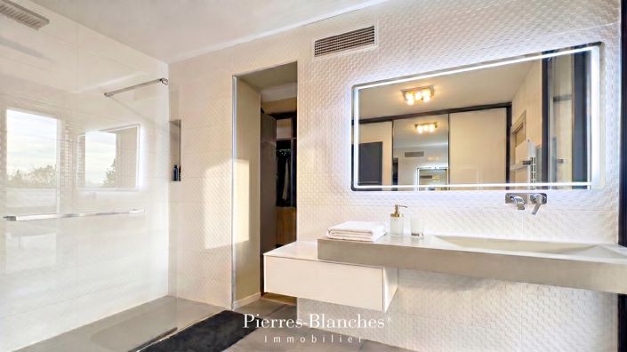Image No.18-4 Bed House for sale