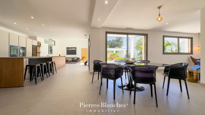 Image No.5-5 Bed House for sale