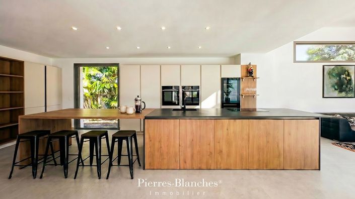 Image No.6-5 Bed House for sale