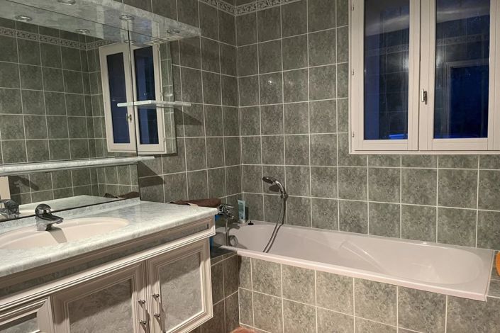 Image No.8-5 Bed House for sale