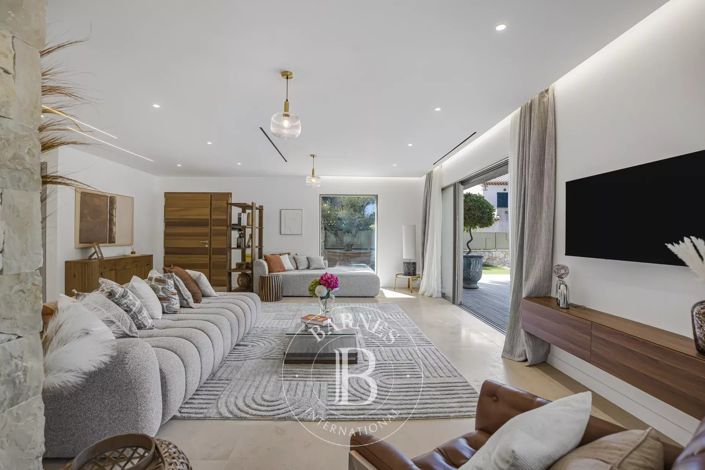 Image No.2-5 Bed House for sale