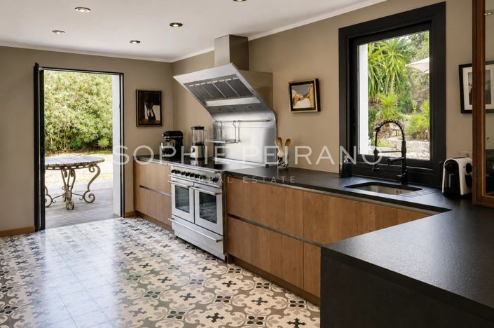 Image No.6-5 Bed House for sale