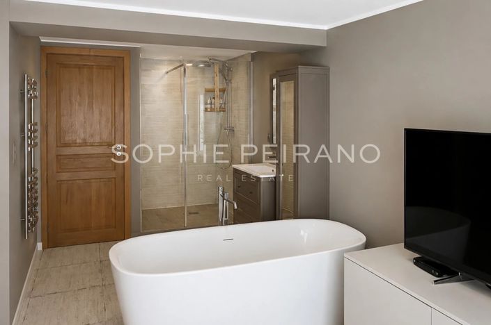 Image No.8-5 Bed House for sale