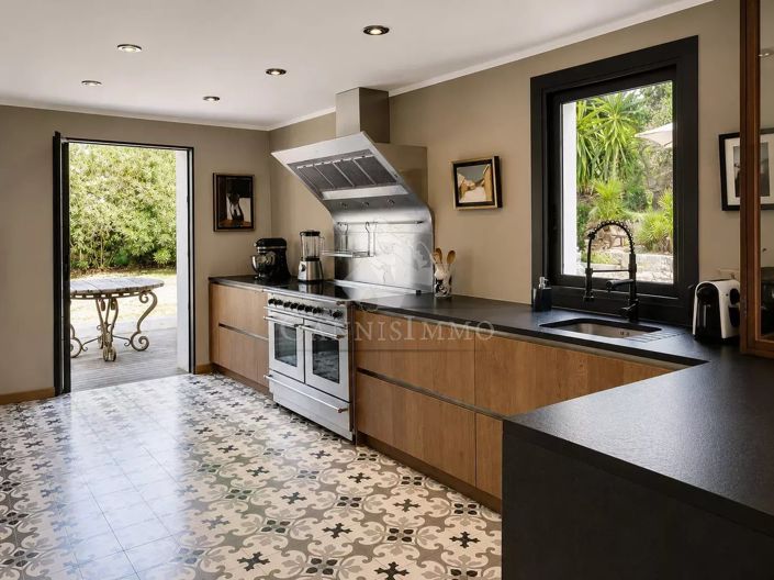 Image No.7-5 Bed House for sale