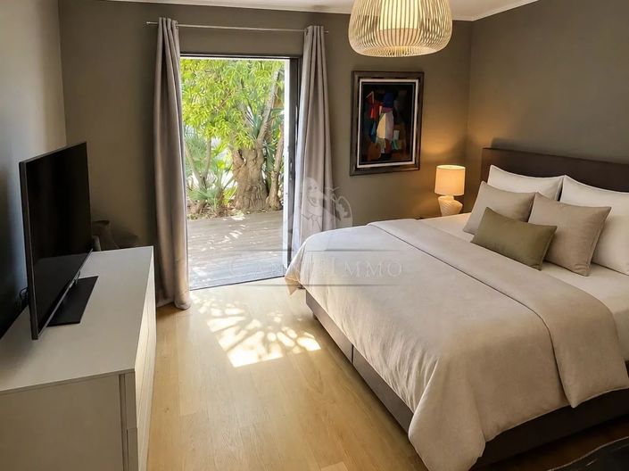Image No.8-5 Bed House for sale