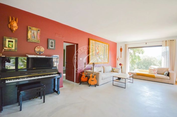Image No.20-5 Bed House for sale