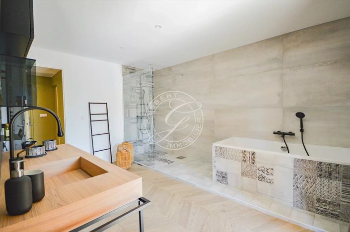 Image No.32-5 Bed House for sale