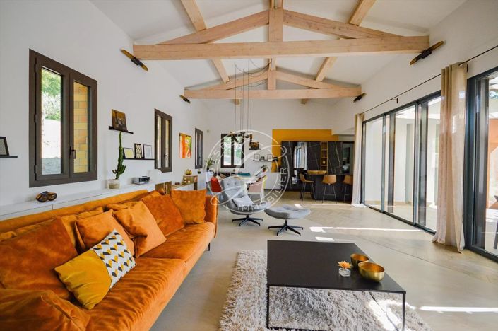 Image No.8-5 Bed House for sale