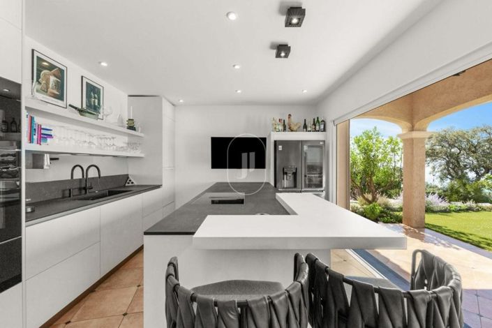 Image No.5-5 Bed House for sale