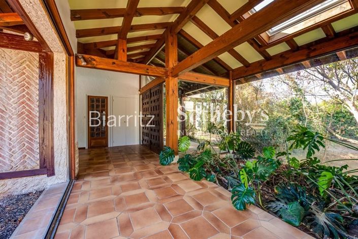 Image No.7-6 Bed House for sale