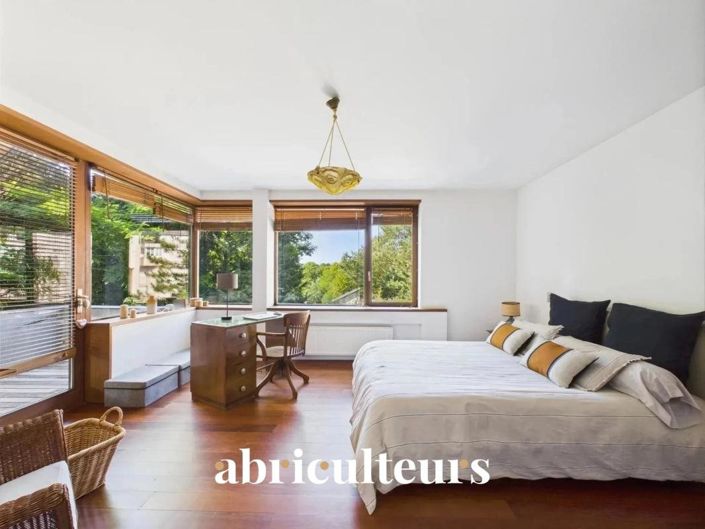 Image No.8-5 Bed House for sale