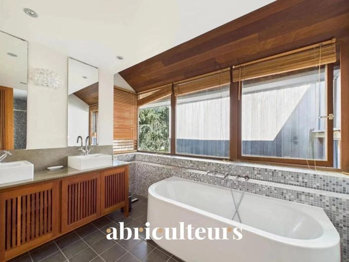 Image No.9-5 Bed House for sale