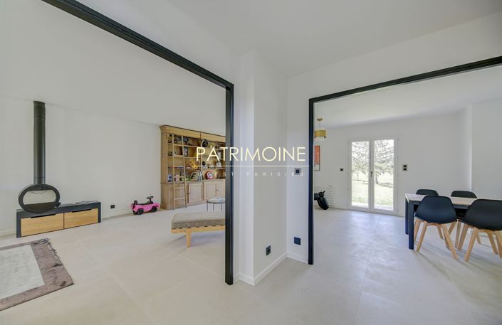 Image No.8-5 Bed House for sale