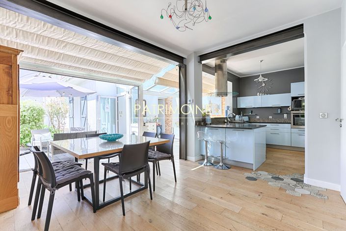 Image No.9-5 Bed House for sale