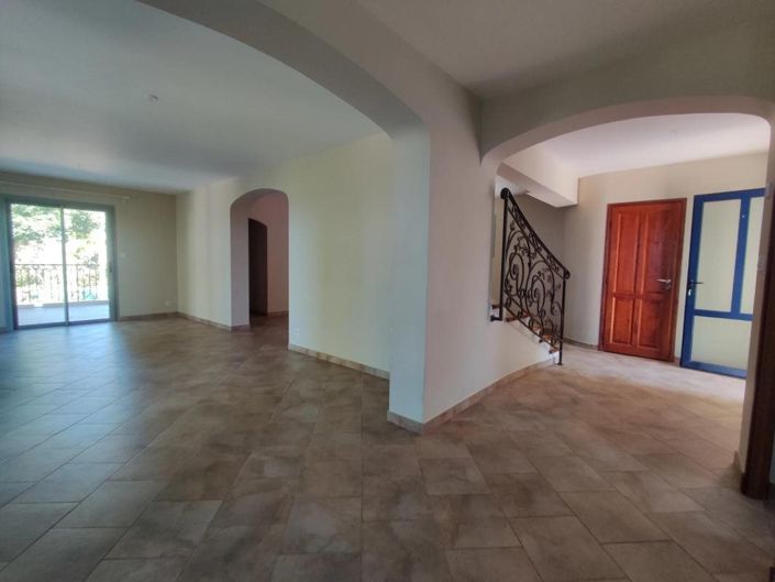 Image No.7-6 Bed House for sale