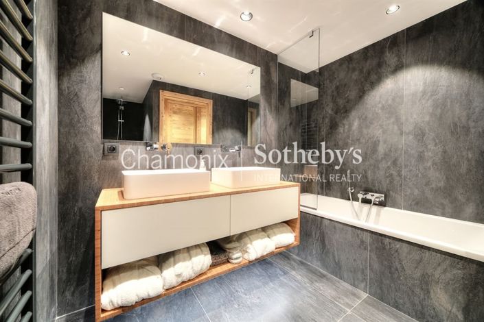 Image No.18-5 Bed House for sale