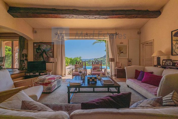 Image No.8-5 Bed House for sale