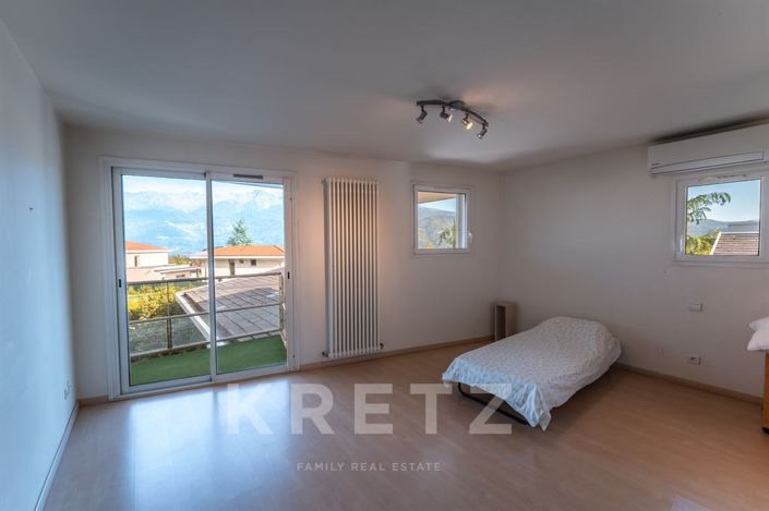 Image No.24-6 Bed House for sale