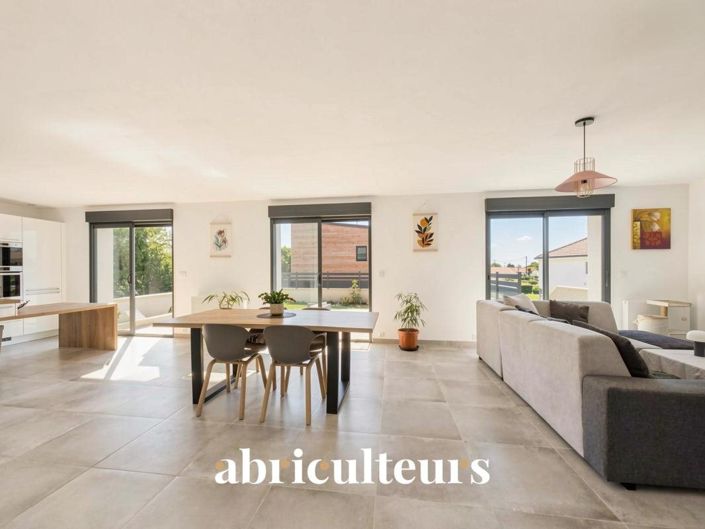 Image No.2-6 Bed House for sale