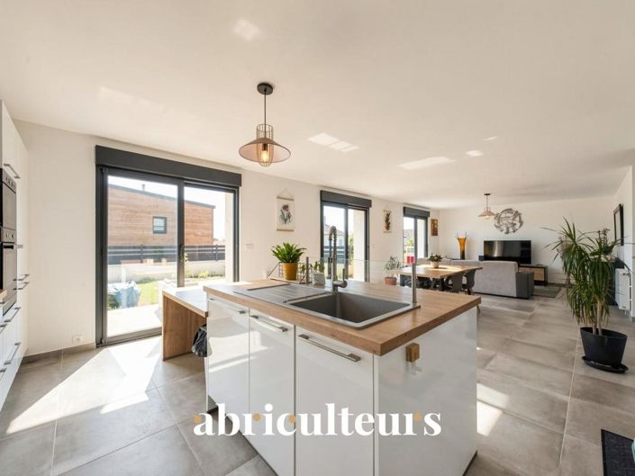 Image No.3-6 Bed House for sale