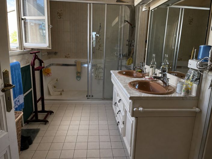 Image No.9-6 Bed House for sale