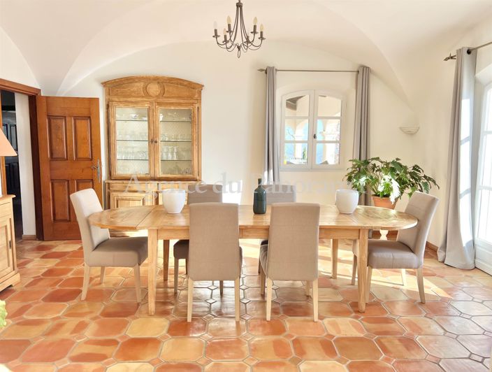 Image No.6-6 Bed House for sale